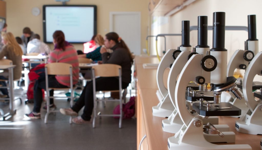 https://www.riga.lv/sites/riga/files/styles/node_image_large/public/gallery_images/skola-klase-skoleni.jpg?itok=nE3VFCzs