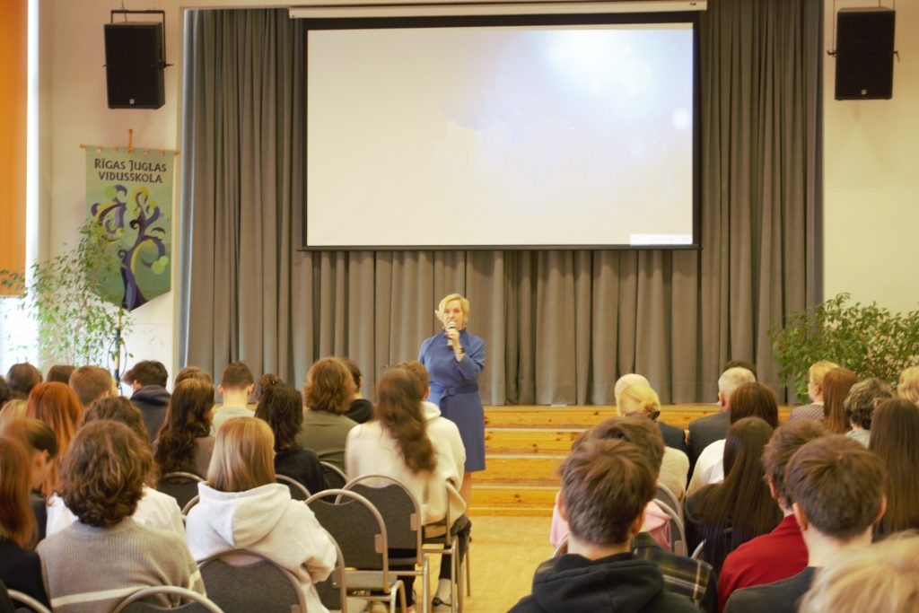 Es atklāju konferenci