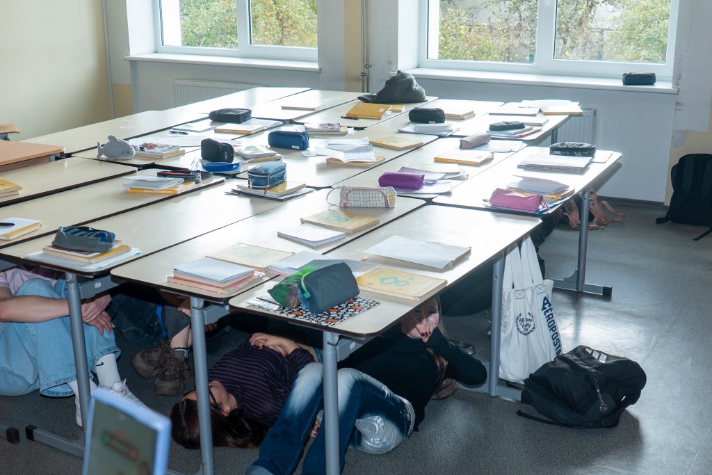 Gaisa telpas apdraudējuma mācības skolā